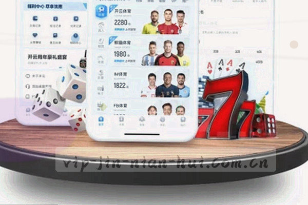 夜色中的球场通道与灯光剪影，画面中没有人物正面